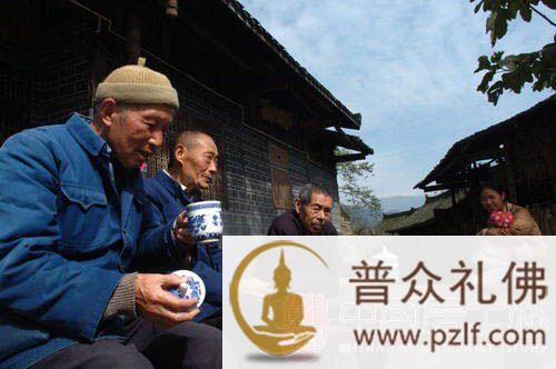 10月19日,四川雅安市天全县甘溪坡健在的老背夫李永娴(左三)、李攀林(左二)、李忠全(左一)坐在院子里喝茶聊天,回忆往
